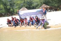 PT Timah lepaskan ribuan bibit kepiting di Perairan Kundur dan Karimun | Foto: Nichita