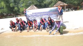 PT Timah lepaskan ribuan bibit kepiting di Perairan Kundur dan Karimun | Foto: Nichita