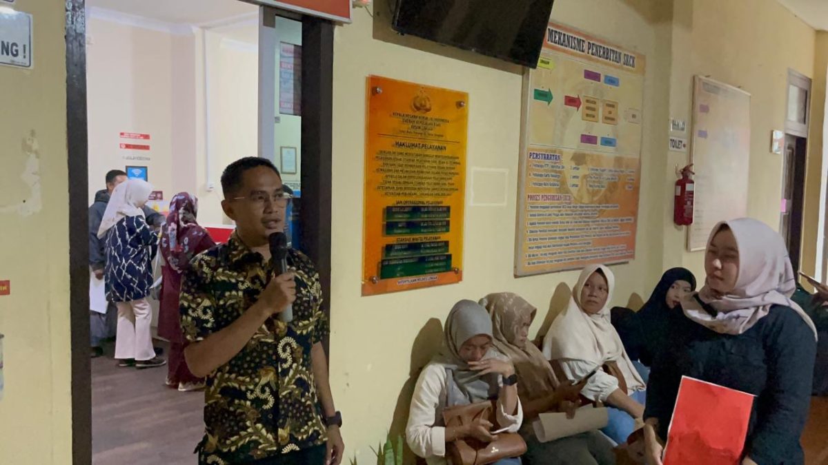Personil Intelkam Polres Lingga saat memberikan arahan kepada warga yang ingin membuat SKCK (Foto : Zonamu/Suji)