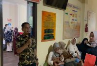 Personil Intelkam Polres Lingga saat memberikan arahan kepada warga yang ingin membuat SKCK (Foto : Zonamu/Suji)
