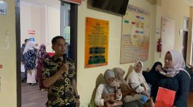 Personil Intelkam Polres Lingga saat memberikan arahan kepada warga yang ingin membuat SKCK (Foto : Zonamu/Suji)