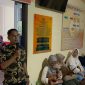 Personil Intelkam Polres Lingga saat memberikan arahan kepada warga yang ingin membuat SKCK (Foto : Zonamu/Suji)