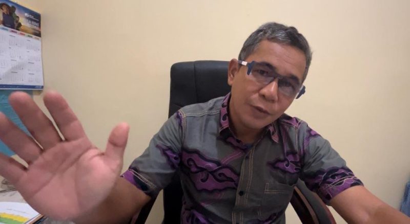 Kabid Tenaga Kerja Disnakertrans Lingga Keizzy Dalfi saat diwawancarai (Foto : Zonamu/Wandi)