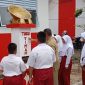 Guru SDN 010 Singkep saat memberikan penjelasan tentang tugu timah kepada para siswa (Foto : Zonamu/Wandi)