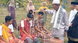 Potret mandi safar yang dipraktekan di Smansa Singkep Pesisir (Foto : Zonamu/Paino)