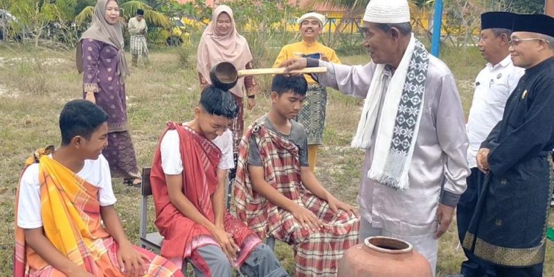 Potret mandi safar yang dipraktekan di Smansa Singkep Pesisir (Foto : Zonamu/Paino)