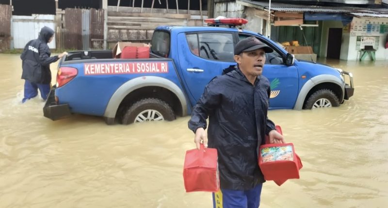 Pemerintah Salurkan Bantuan untuk Korban Banjir Rob di Lingga (Foto : Zonamu/Ist)