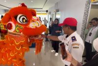 Kabandara Dabo Singkep saat melihat pertunjukan atraksi barongsai (Foto : Zonamu/Wandi)