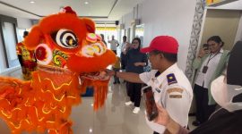 Kabandara Dabo Singkep saat melihat pertunjukan atraksi barongsai (Foto : Zonamu/Wandi)