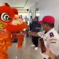 Kabandara Dabo Singkep saat melihat pertunjukan atraksi barongsai (Foto : Zonamu/Wandi)