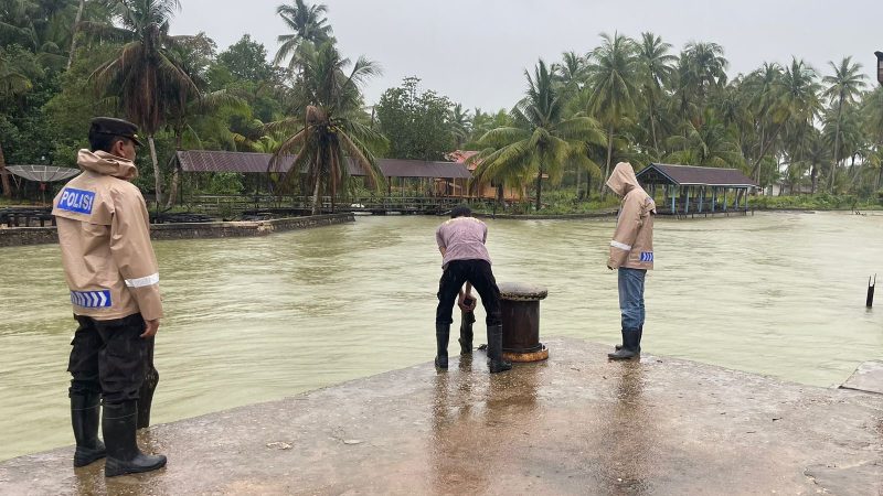 IPTU Henry Gunawan saat melakukan patroli di wilayah yang rawan banjir (Foto : Zonamu/Suji)