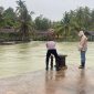 IPTU Henry Gunawan saat melakukan patroli di wilayah yang rawan banjir (Foto : Zonamu/Suji)