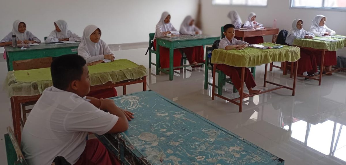 Proses belajar mengajar di SDN 010 Singkep (Foto : Zonamu/Wandi)
