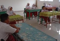 Proses belajar mengajar di SDN 010 Singkep (Foto : Zonamu/Wandi)