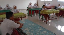 Proses belajar mengajar di SDN 010 Singkep (Foto : Zonamu/Wandi)
