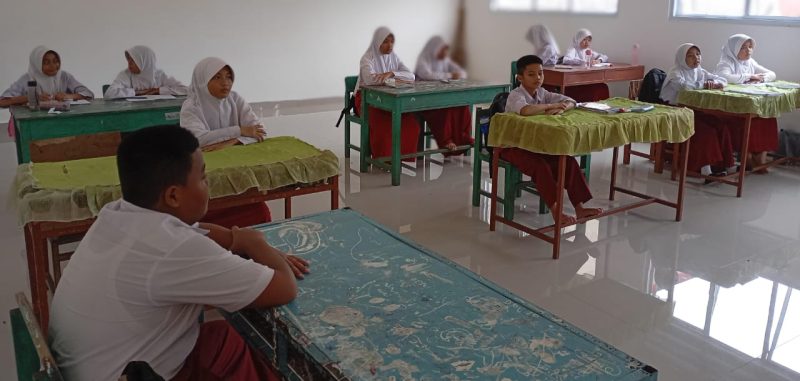 Proses belajar mengajar di SDN 010 Singkep (Foto : Zonamu/Wandi)