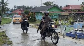 Bhabinkamtibas Kelurahan Dabo saat mengawal jenazah warga yang akan di makamkan (Foto : Zonamu/Hendri)