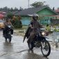 Bhabinkamtibas Kelurahan Dabo saat mengawal jenazah warga yang akan di makamkan (Foto : Zonamu/Hendri)