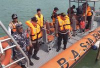 Tim gabungan saat melakukan pencarian nelayan hilang (Foto : Zonamu/Okta)