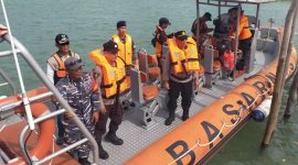 Tim gabungan saat melakukan pencarian nelayan hilang (Foto : Zonamu/Okta)