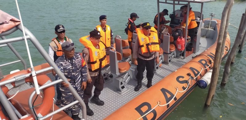 Tim gabungan saat melakukan pencarian nelayan hilang (Foto : Zonamu/Okta)