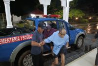 Lansia Korban Banjir Di Lingga Di Evakuasi ke Gedung Daerah (Foto : Zonamu/Ist)
