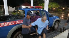 Lansia Korban Banjir Di Lingga Di Evakuasi ke Gedung Daerah (Foto : Zonamu/Ist)