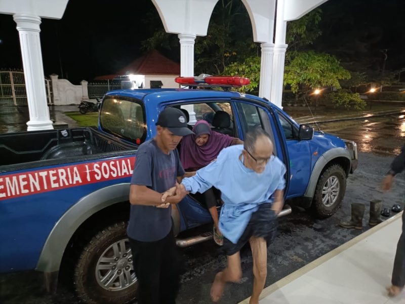 Lansia Korban Banjir Di Lingga Di Evakuasi ke Gedung Daerah (Foto : Zonamu/Ist)