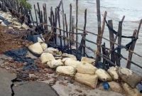 Abrasi Ancam Jalan Desa Batu Berdaun Menuju Kebun Nyiur (Foto : Zonamu/Paino)