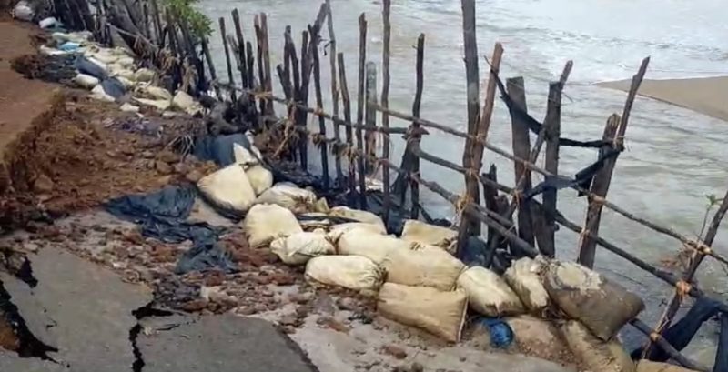 Abrasi Ancam Jalan Desa Batu Berdaun Menuju Kebun Nyiur (Foto : Zonamu/Paino)