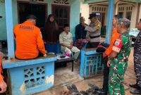 Tim SAR Gabungan saat berada di rumah keluarga nelayan Teluk Mengkerang, Desa Pantai Harapan, Kecamatan Selayar, Kabupaten Lingga, Provinsi Kepri yang sempat dikabarkan hilang kontak. Kini berhasil dikabarkan selamat (Foto : Zonamu/BPBD Lingga)