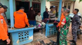 Tim SAR Gabungan saat berada di rumah keluarga nelayan Teluk Mengkerang, Desa Pantai Harapan, Kecamatan Selayar, Kabupaten Lingga, Provinsi Kepri yang sempat dikabarkan hilang kontak. Kini berhasil dikabarkan selamat (Foto : Zonamu/BPBD Lingga)