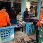 Tim SAR Gabungan saat berada di rumah keluarga nelayan Teluk Mengkerang, Desa Pantai Harapan, Kecamatan Selayar, Kabupaten Lingga, Provinsi Kepri yang sempat dikabarkan hilang kontak. Kini berhasil dikabarkan selamat (Foto : Zonamu/BPBD Lingga)