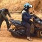 Salah seorang warga saat mendorong motor karena kondisi jalan yang licin (Foto : Zonamu/Paino)