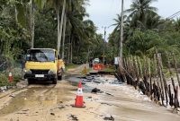 Dinas PUTR dan DLH Lingga Gotong Royong Perbaikan Jalan Rusak di Desa Batu Berdaun (Foto : Zonamu/Wandi)