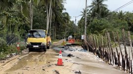 Dinas PUTR dan DLH Lingga Gotong Royong Perbaikan Jalan Rusak di Desa Batu Berdaun (Foto : Zonamu/Wandi)