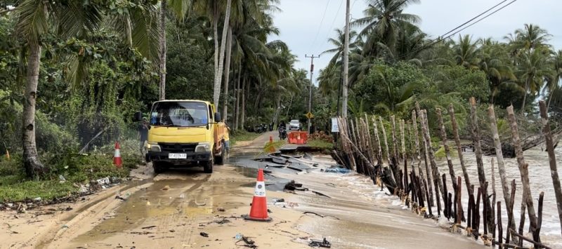 Dinas PUTR dan DLH Lingga Gotong Royong Perbaikan Jalan Rusak di Desa Batu Berdaun (Foto : Zonamu/Wandi)