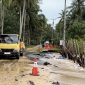 Dinas PUTR dan DLH Lingga Gotong Royong Perbaikan Jalan Rusak di Desa Batu Berdaun (Foto : Zonamu/Wandi)