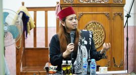 Ustaz Gondrong Beri Tausiyah Inspiratif Di Peringatan Isra' Miraj 1446 H (Foto : Zonamu/Indra)