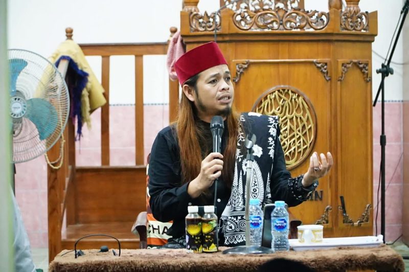 Ustaz Gondrong Beri Tausiyah Inspiratif Di Peringatan Isra' Miraj 1446 H (Foto : Zonamu/Indra)