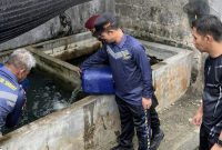 Kalapas Dabo Singkep saat melakukan tebar benih 5000 lele (Foto : Zonamu/Humas Lapas)