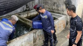 Kalapas Dabo Singkep saat melakukan tebar benih 5000 lele (Foto : Zonamu/Humas Lapas)