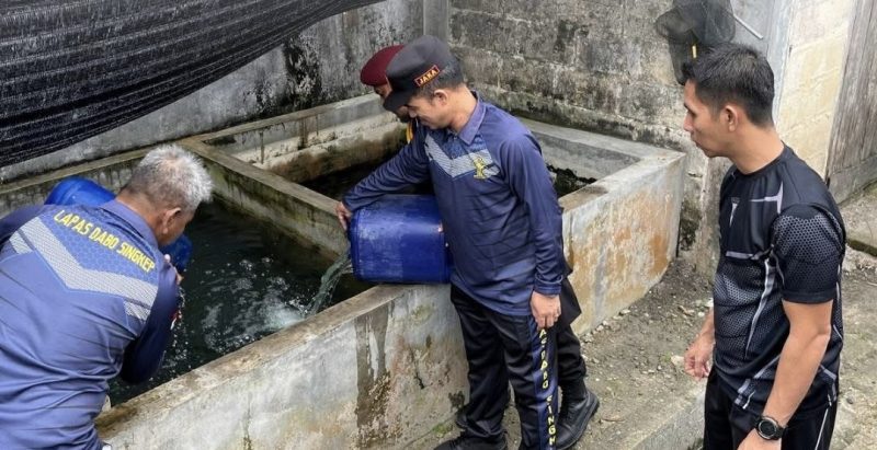 Kalapas Dabo Singkep saat melakukan tebar benih 5000 lele (Foto : Zonamu/Humas Lapas)
