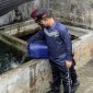 Kalapas Dabo Singkep saat melakukan tebar benih 5000 lele (Foto : Zonamu/Humas Lapas)