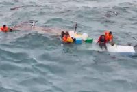 Korban kapal tenggelam saat dievakuasi kapal
tugboat (Foto : Zonamu/Ist)
