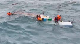 Korban kapal tenggelam saat dievakuasi kapal
tugboat (Foto : Zonamu/Ist)
