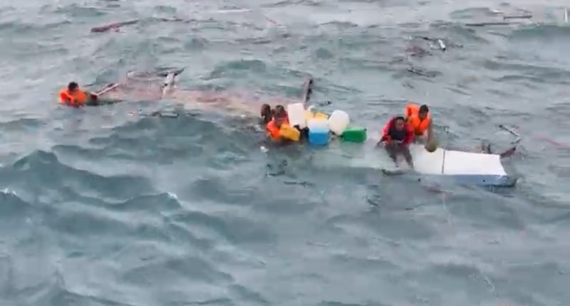 Korban kapal tenggelam saat dievakuasi kapal
tugboat (Foto : Zonamu/Ist)