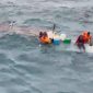 Korban kapal tenggelam saat dievakuasi kapal
tugboat (Foto : Zonamu/Ist)
