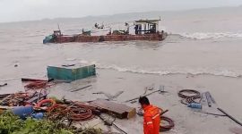 Tongkang Pengangkut Solar Kandas di Pantai Desa Laboh (Foto : Zonamu/Ist)