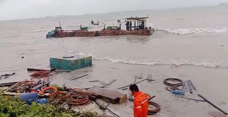 Tongkang Pengangkut Solar Kandas di Pantai Desa Laboh (Foto : Zonamu/Ist)